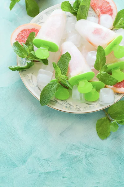 Ev yapımı greyfurt dondurmayı greyfurt dilim nane ahşap arka plan üzerinde. Üstten Görünüm. Uzay kopyalayın. Düz yatıyordu