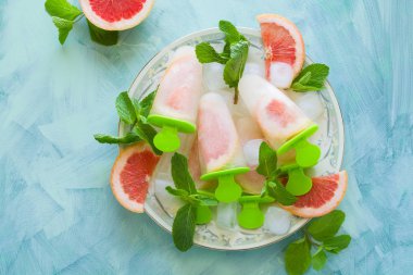 Ev yapımı greyfurt dondurmayı greyfurt dilim nane ahşap arka plan üzerinde. Üstten Görünüm. Uzay kopyalayın. Düz yatıyordu