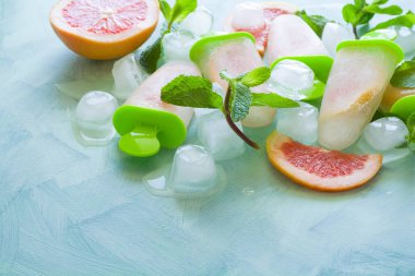 Ev yapımı greyfurt dondurmayı greyfurt dilim nane ahşap arka plan üzerinde. Üstten Görünüm. Uzay kopyalayın. Düz yatıyordu