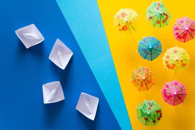 Şemsiye ile plaj ve deniz tekne ile havai görünümü. Deniz seyahat ve yaz en az kavramı tatil. Kağıt origami kompozisyon. Düz yatıyordu. Üstten Görünüm. Kopya alanı