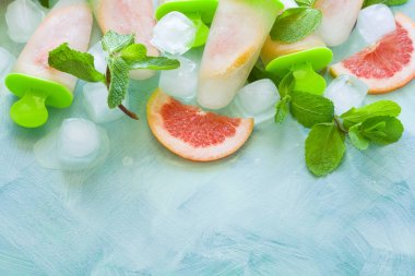 Ev yapımı greyfurt dondurmayı greyfurt dilim nane ahşap arka plan üzerinde. Üstten Görünüm. Uzay kopyalayın. Düz yatıyordu