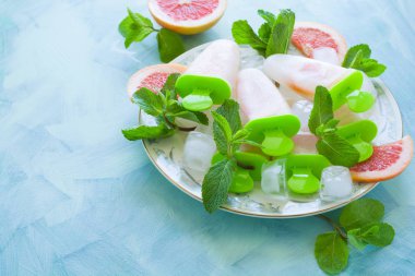 Ev yapımı greyfurt dondurmayı greyfurt dilim nane ahşap arka plan üzerinde. Üstten Görünüm. Uzay kopyalayın. Düz yatıyordu