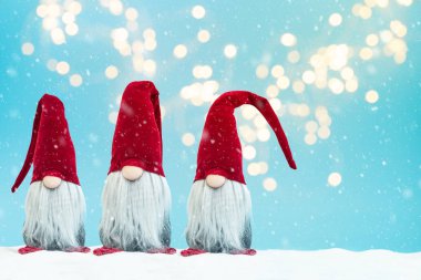 Karlı noel cüceleri (elfler) arka plan. Noel tebrik kartı. Noel ya da yeni yıl kutlaması konsepti. Boşluğu kopyala
