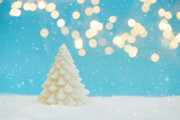 Белая Елка Свеча Разряженным Светом Снегом Синем Фоне Рождественская Открытка — стоковое фото