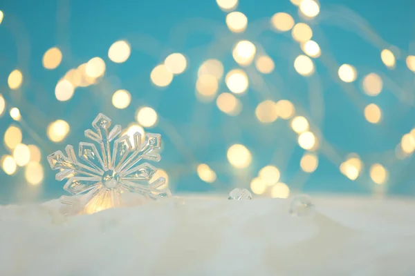 Снежинка Разряженным Светом Синем Фоне Рождественская Открытка Концепция Празднования Рождества — стоковое фото