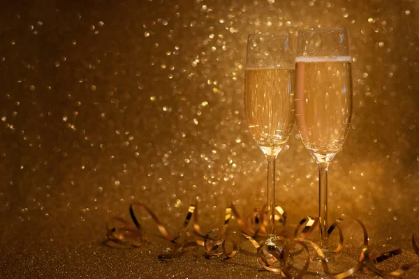 Two Glasses Champagne Decorated Streamers Golden Glittering Background Christmas New — Stock Photo, Image