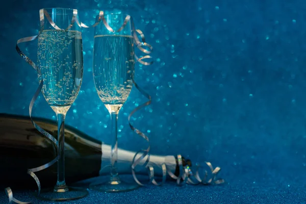 Dos Copas Champán Serpentinas Decoradas Con Botellas Sobre Fondo Azul — Foto de Stock