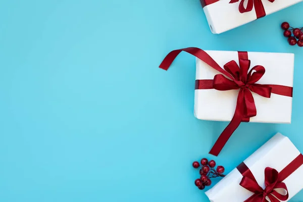 상자에는 종이를 장식을 열매들 파란색 배경에 그려져 위에서 크리스마스와 — 스톡 사진