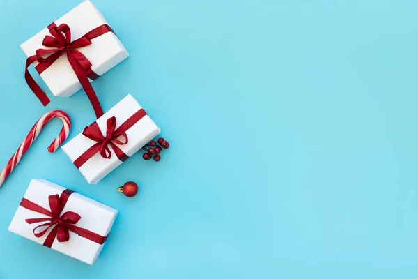 종이로 상자와 리본으로 장식된 캔디가 파란색 배경에 다르다 위에서 크리스마스와 — 스톡 사진