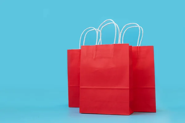 Rode Papieren Tassen Blauwe Achtergrond Kerstvakantie Nieuwjaar Vakantie Verkoop Concept — Stockfoto