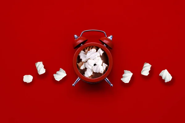 Wecker Als Tasse Heiße Schokolade Mit Marshmallow Auf Rotem Hintergrund — Stockfoto