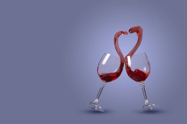 Gri arka planda kalp şeklinde kırmızı şarap tostu. Sevgililer Günü kutlaması konsepti. Boşluğu kopyala