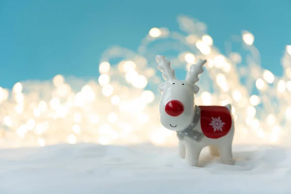 Рождественская Оленья Игрушка Снежном Разряженном Фоне Огней Концепция Празднования Рождества — стоковое фото