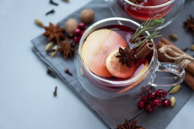 İki bardak Noel şarabı ya da baharatlı gluhwein ve gri ahşap arka planda limon dilimleri. Noel veya Yeni Yıl Kutlama Konsepti
