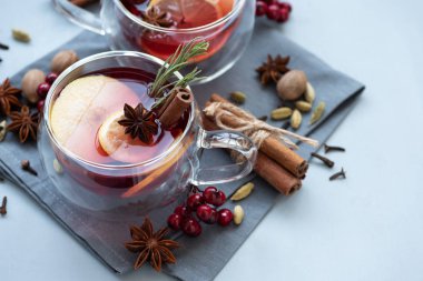 İki bardak Noel şarabı ya da baharatlı gluhwein ve gri ahşap arka planda limon dilimleri. Noel veya Yeni Yıl Kutlama Konsepti