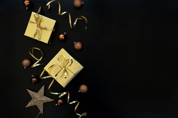 Gift Boxes Wrapped Golden Paper Ribbon Decorated Streamers Baubles Black — Stock Photo, Image