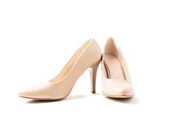 Beyaz arka planda izole edilmiş bej kadın deri botları. Kesme yolu. Ön görünüm