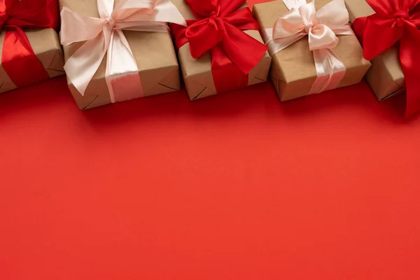 Border Gift Boxes Wrapped Brown Craft Paper Red Pink Ribbon — ストック写真