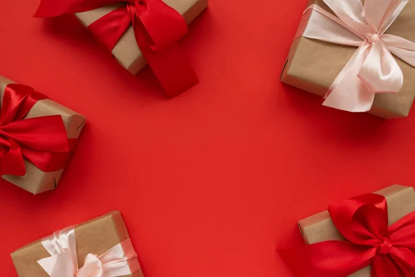 상자의 프레임에 종이와 분홍색 배경에 발렌틴 Valentines Day 크리스마스 — 스톡 사진