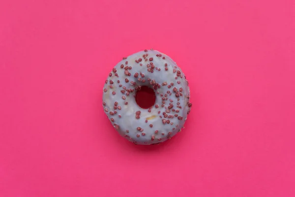 Roxo Donut Decorado Polvilhas Coloridas Sobre Fundo Rosa Deitado Vista — Fotografia de Stock