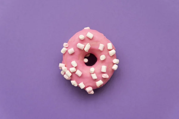 Rosa Donut Dekoriert Marshmallow Auf Violettem Hintergrund Flach Lag Ansicht — Stockfoto