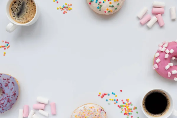 Moldura Xícaras Café Expresso Donuts Doces Decorados Marshmallow Polvilhas Coloridas — Fotografia de Stock