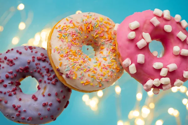 Donuts Coloridos Decorados Marshmallow Polvilhos Coloridos Contra Luzes Desfocadas Fundo — Fotografia de Stock