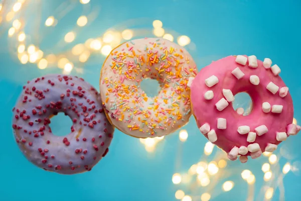 Bunte Donuts Dekoriert Marshmallow Und Bunte Streusel Gegen Defokussierte Lichter — Stockfoto