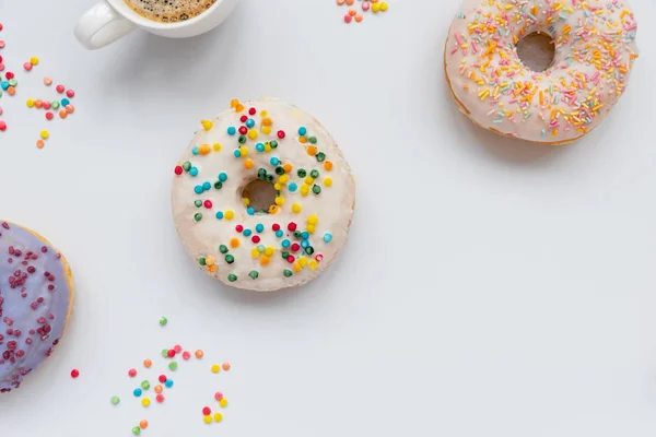 Tassen Espresso Kaffee Und Süße Donuts Dekoriert Bunte Streusel Auf — Stockfoto