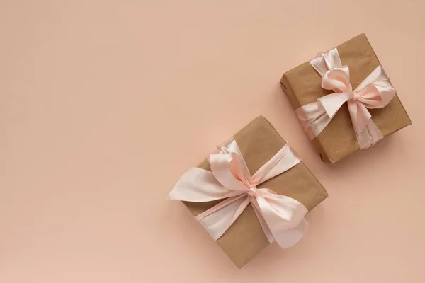Border Gift Boxes Wrapped Brown Craft Paper Pink Ribbon Red — ストック写真