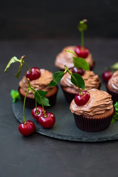 Cupcakes Chocolate Com Cerejas Vermelhas Maduras Creme Queijo Fundo Madeira — Fotografia de Stock