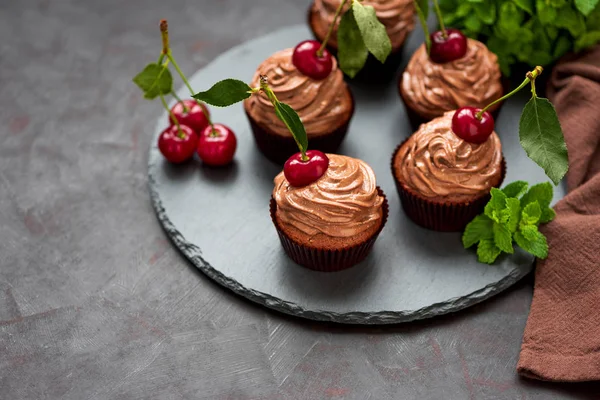 Cupcakes Chocolate Com Cerejas Vermelhas Maduras Creme Queijo Prato Ardósia — Fotografia de Stock