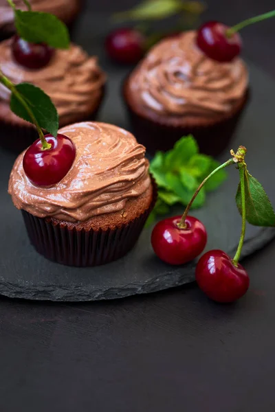 Cupcakes Chocolate Con Cerezas Rojas Maduras Crema Queso Sobre Fondo — Foto de Stock