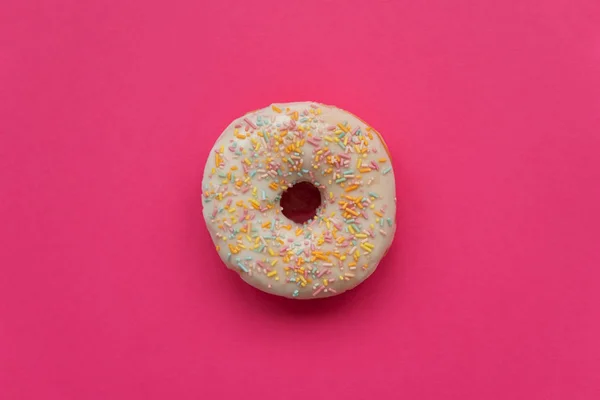 Glasierter Donut Dekoriert Bunte Streusel Auf Rosa Hintergrund Flach Lag — Stockfoto