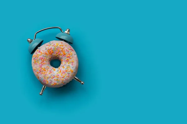 Donut Despertador Rosa Fundo Azul Tempo Pequeno Almoço Conceito Mínimo — Fotografia de Stock