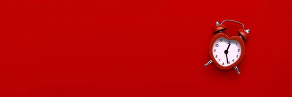 Roter herzförmiger Wecker auf rotem Hintergrund. Zeit für Liebe, v — Stockfoto