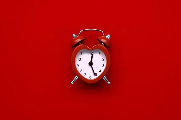 Reloj Despertador Rojo Forma Corazón Sobre Fondo Rojo Tiempo Para — Foto de Stock