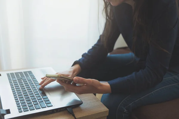 Ung Vuxen Med Bärbar Dator Och Rörande Smartphone Mjukt Fokus — Stockfoto