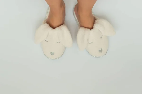 Ροζ Γούνινες Παντόφλες Σχήμα Κουνελιού Γυναικεία Πόδια Λευκό Φόντο Κάτοψη — Φωτογραφία Αρχείου