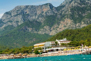 Türkiye 'nin Kemer kenti yakınlarındaki deniz manzarası, tatil beldeleri ve Taurus Dağları.