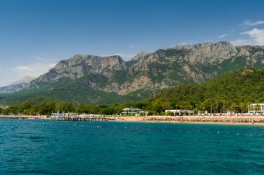 Türkiye 'nin Kemer kenti yakınlarındaki deniz manzarası, tatil beldeleri ve Taurus Dağları.