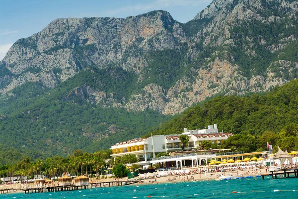Türkiye 'nin Kemer kenti yakınlarındaki deniz manzarası, tatil beldeleri ve Taurus Dağları.