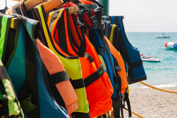 Primer Grupo Chaleco Salvavidas Chaleco Salvavidas Colgando Pared Estación Navegación —  Fotos de Stock
