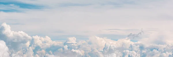 Μπάνερ Μπλε Ουρανός Χνουδωτά Σύννεφα Αεροφωτογραφία Από Παράθυρο Του Αεροπλάνου — Φωτογραφία Αρχείου