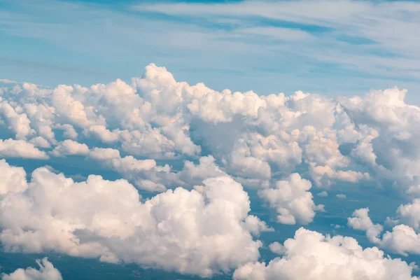 Modrá Obloha Načechranými Mraky Letecký Pohled Okna Letadla — Stock fotografie