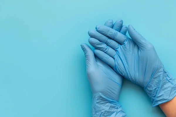 Руки Медика Голубых Латексных Перчатках Синем Фоне Концепция Защиты — стоковое фото