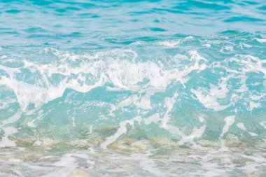 Mavi deniz dalgası çöküyor. Doğa arka planı. Seyahat konsepti