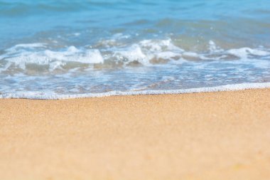 Kumlu sahilde mavi deniz dalgası. Seyahat geçmişi. Yumuşak odak