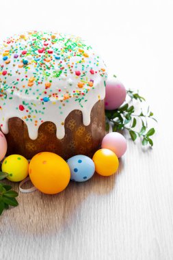 Paskalya pastası ya da renkli yumurta ve yeşil dallı ekmek. Paskalya kutlaması kavramı