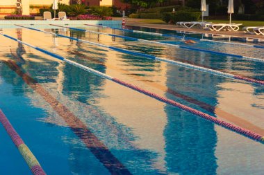 Otelde şeritleri olan açık havuz. Yaz tatili ya da spor konsepti